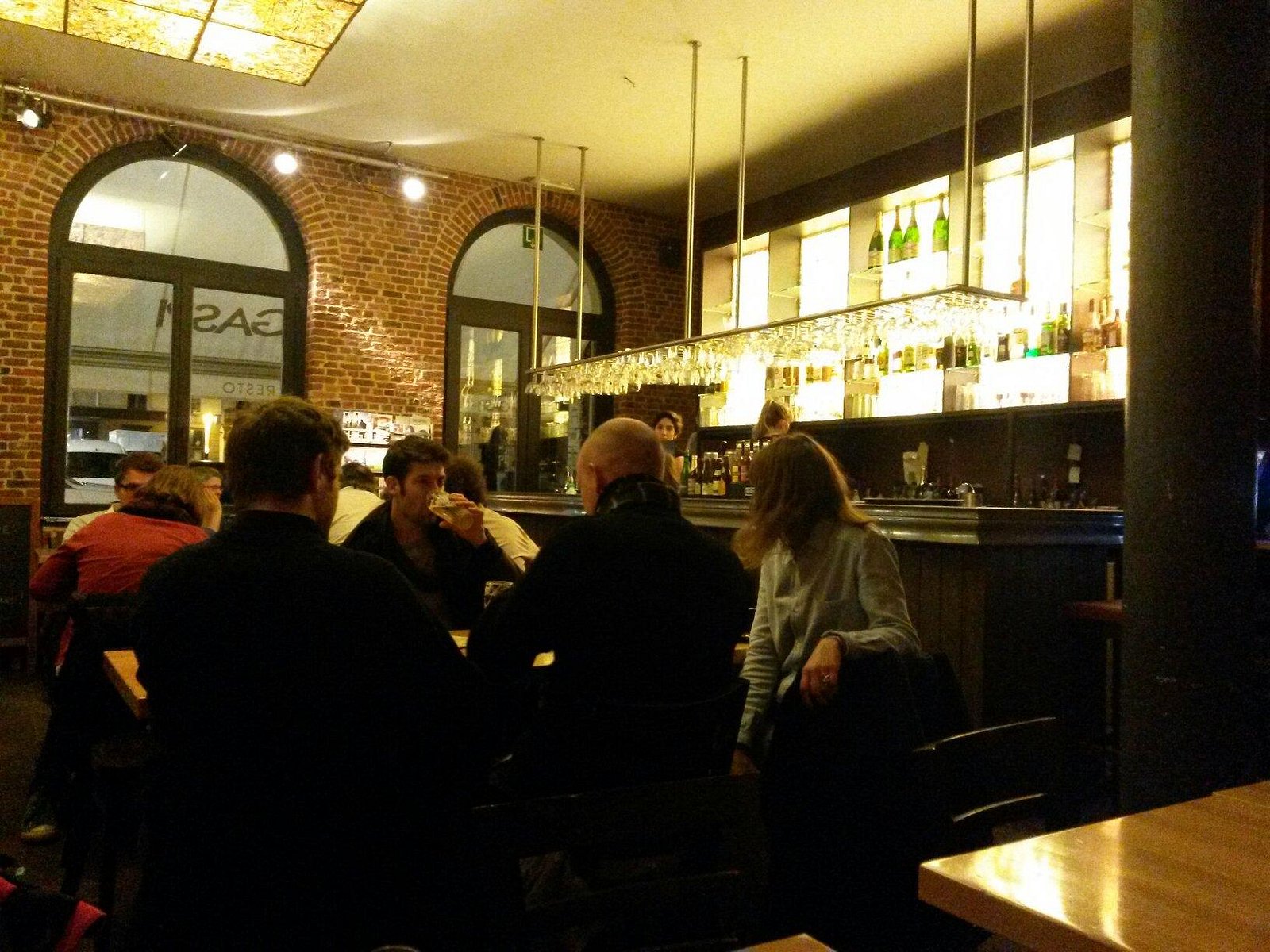 Vue rapprochée du bar et des verres