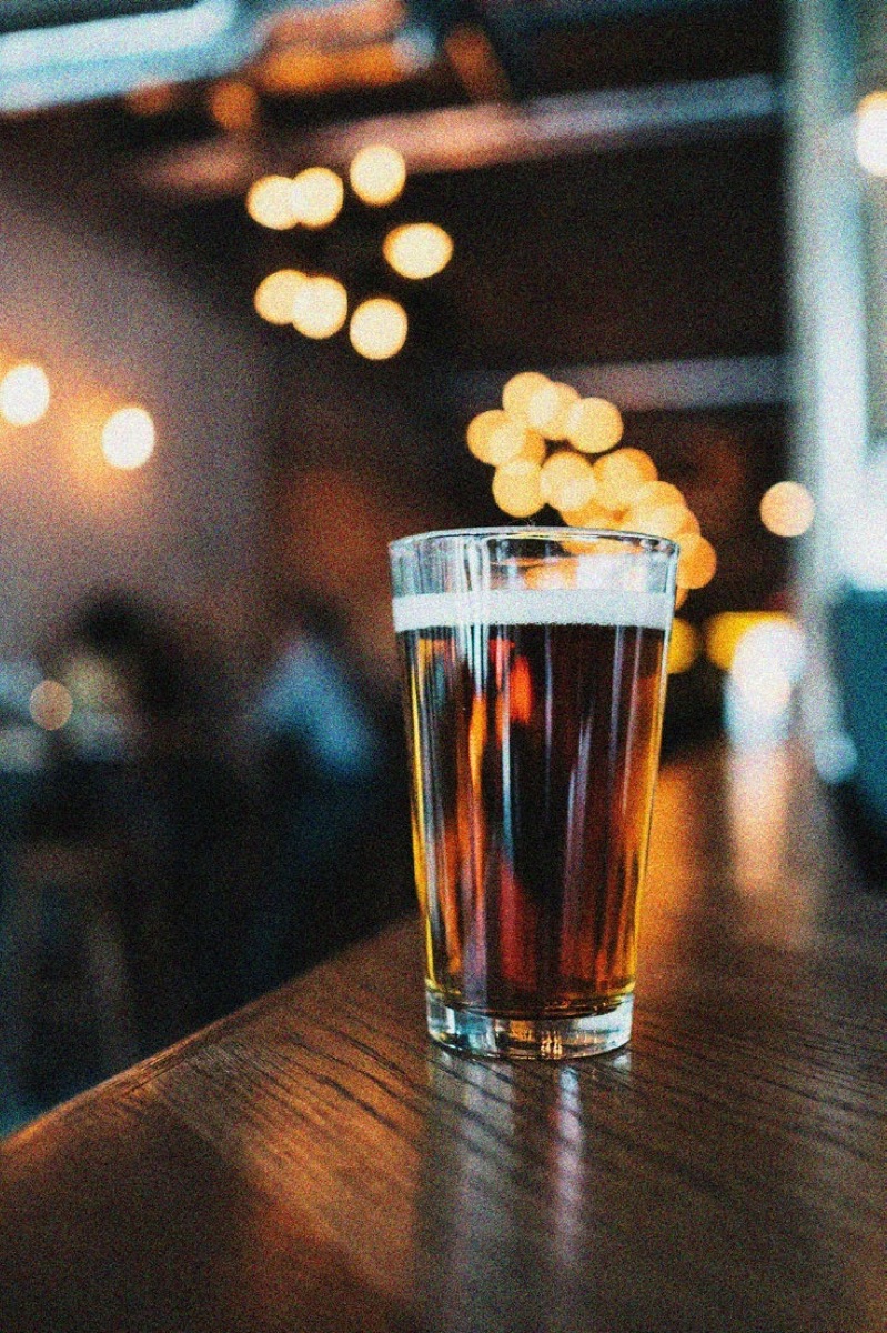 Une bière ambrée sur le comptoir