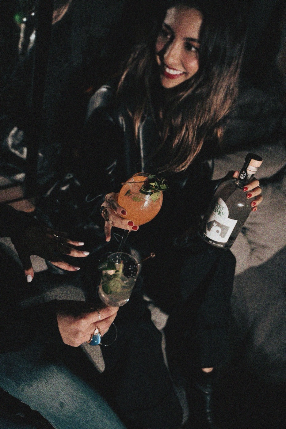 Un cocktail à la main, le sourire aux lèvres