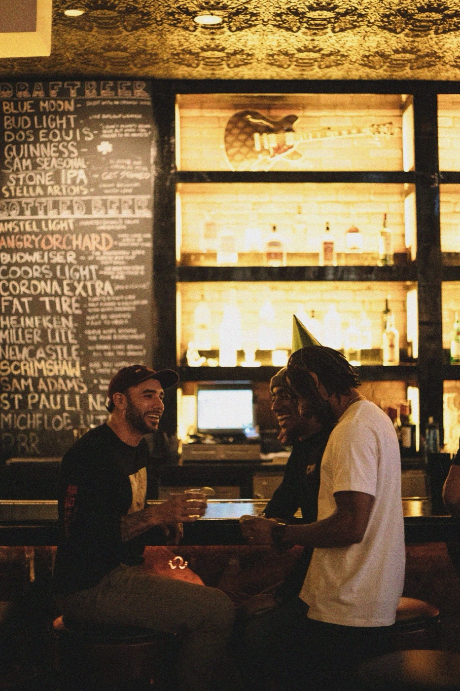 Deux amis rient au comptoir