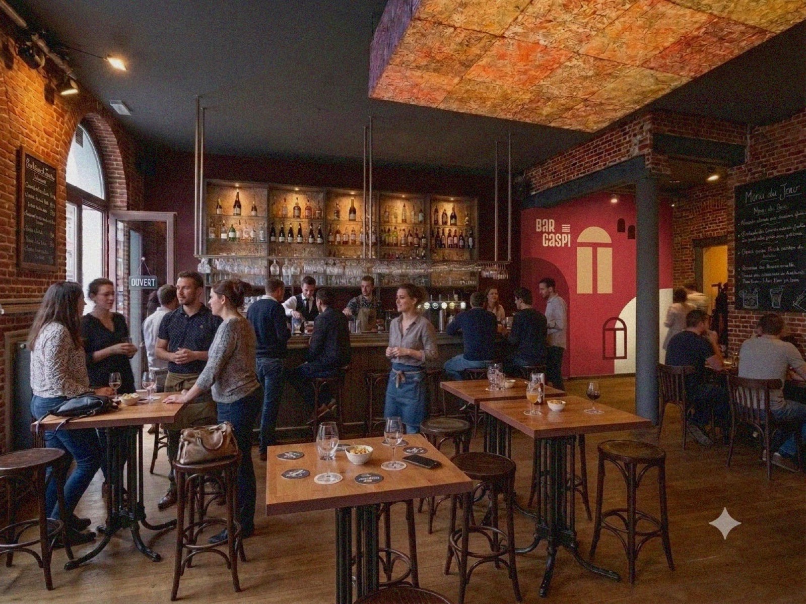 La salle et le comptoir du Bar du Gaspi